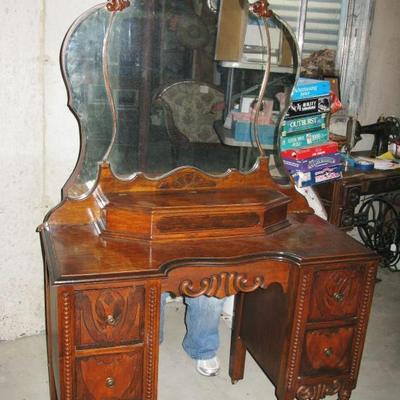 Exceptional vintage dressing table with mirror, pay no attention to the legs behind this piece :) 
