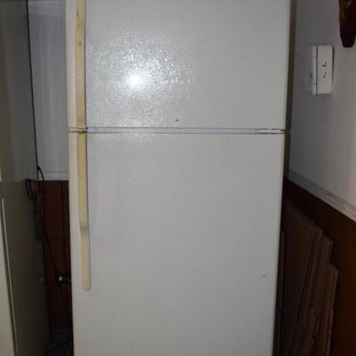 white refrigerator / freezer 