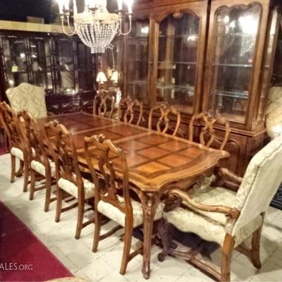HENREDON DINING TABLE WITH 10 CHAIRS AND 2 LEAVES