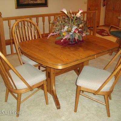 Richardson Brothers Dining Room Table and Chairs