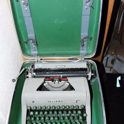 Vintage Royal Typewriter in Hard Case