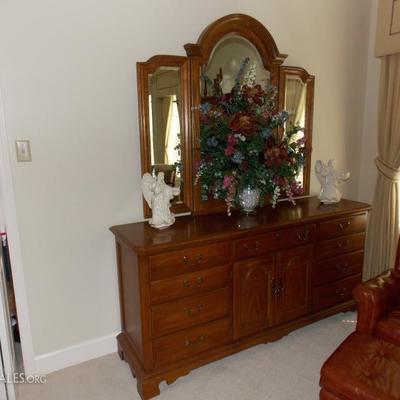 Triple dresser that matches Thomasville bedroom furniture