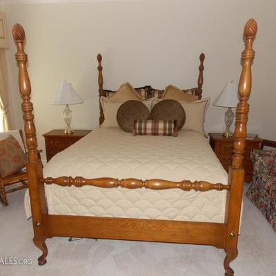 Thomasville poster bed, Queen size