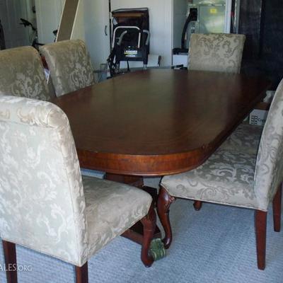 FOR SALE NOW !  THOMASVILLE  Dining table with 8 chairs and 2 leaf , $1,000.00 , if interested send me an email