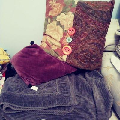 Single sz custom made FITTED grey corduroy bedspread w sham for a finished looking bed.