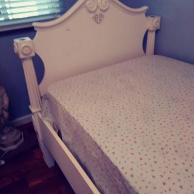 Beautiful details on this carved all wood (single)  bed (see details in next photos) Mattress not included