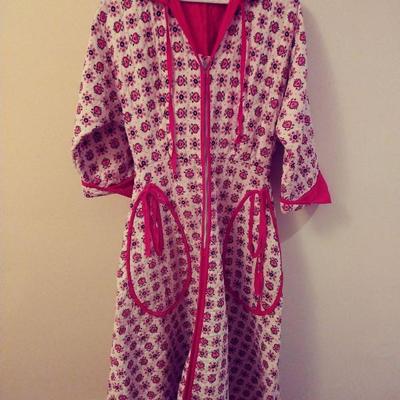 1950's vintage robe!  This tufted quilted robe is size 8 & has a small waist line but I have additional fabric to add to adjust...