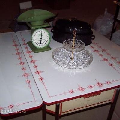 Your grandma's dough rolling  sweet enamel table
:)
 circa 1950's or bit earlier?