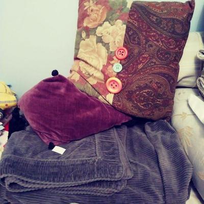 Single sz custom made FITTED grey corduroy bedspread w sham for a finished looking bed.