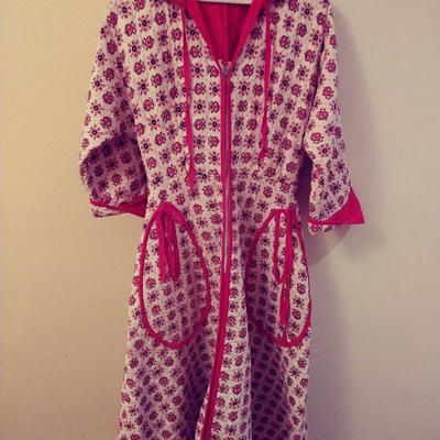 1950's vintage robe!  This tufted quilted robe is size 8 & has a small waist line but I have additional fabric to add to adjust...