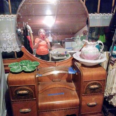 See my beautiful and authentic carved caramel color bi-tone Bakelite handles! 