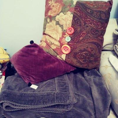 Single sz custom made FITTED grey corduroy bedspread w sham for a finished looking bed.