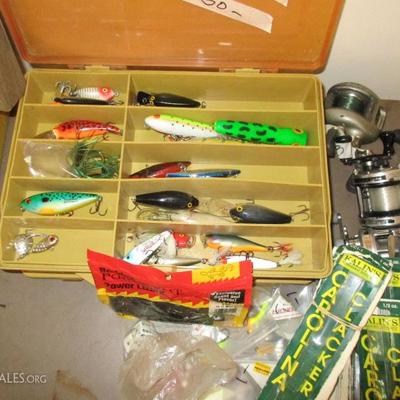 FISHING BOX WITH LURES