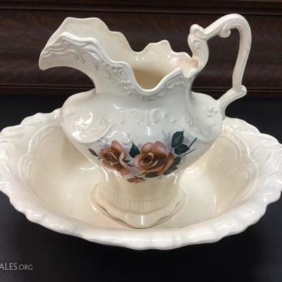 Oval wash bowl and pitcher