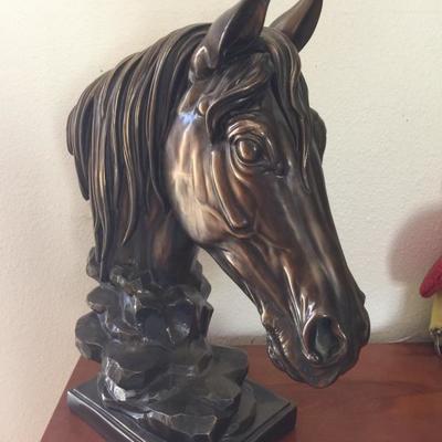 Horse statue 