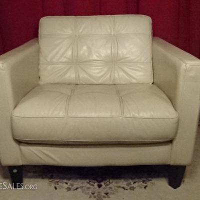 MODERN WHITE LEATHER CLUB CHAIR, TUFTED SEAT AND BACK, VERY GOOD CONDITION WITH NO RIPS OR STAINS