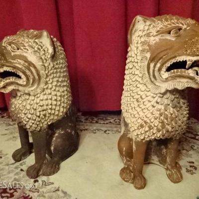 2 LARGE POTTERY FOO LIONS, NON-PAIR DIFFERENT SIZES, VERY GOOD CONDITION, LARGEST APPROX 25