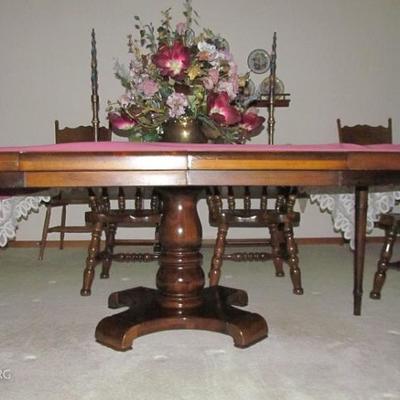 Thomasville Manor Collection Pine Pedestal Table with 6 Captain Chairs. Photo showing Pedestal Base
