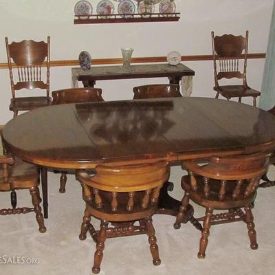 Thomasville Manor Collection Pine Pedestal Table with 6 Captain Chairs