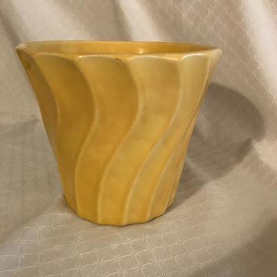 Bauer #7 Yellow Swirl Planter  22.00
(two available)