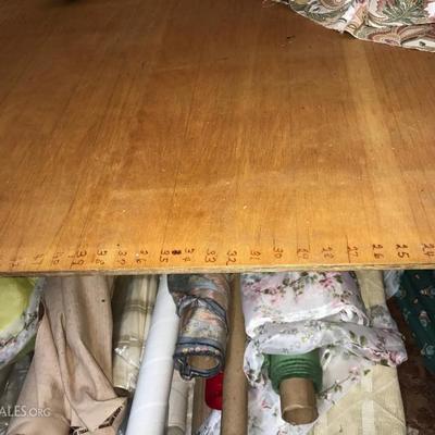 CLOTH CUTTING TABLE WITH RULER