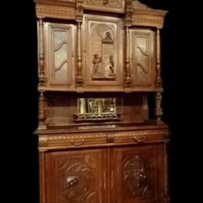 19TH CENTURY SIDEBOARD WITH HUTCH TOP AND CARVED HORNS OF PLENTY