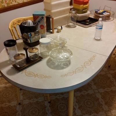 1970's kitchen set (table with two leaves and six chairs)