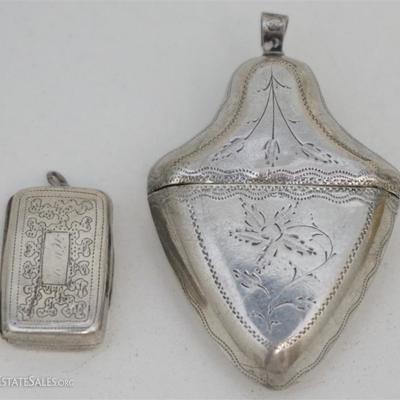 1 - 19th c. Georgian Sterling Silver Small Vinaigrette for with swirls to the top and bottom, this sterling silver object is a quality...