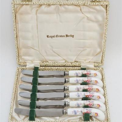 A set of 6 Royal Crown Derby set of 6 tea knives, in the original satin lined presentation box.