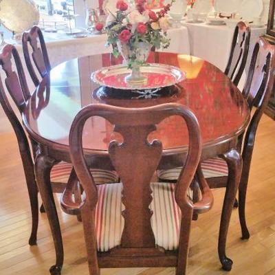 Thomasville Cherry table, 6 chairs, 2 leaves, table pads