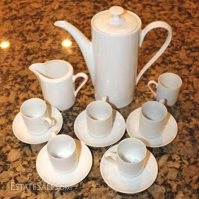 White china tea set
