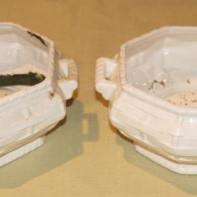 Pair of white porcelain baskets made in Japan 4