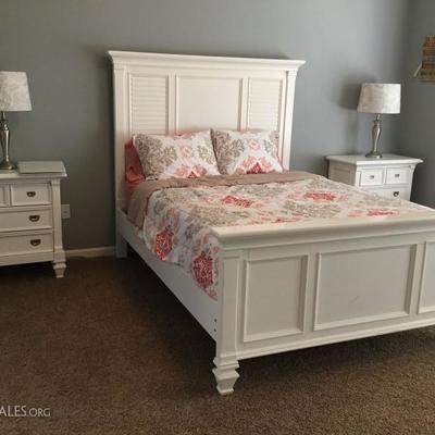 6 pc. White queen bed bedroom set