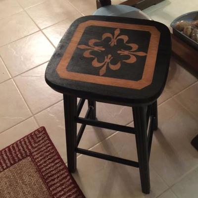 An illusion or fleur de lis??? Either way, it's a great little table for anywhere!