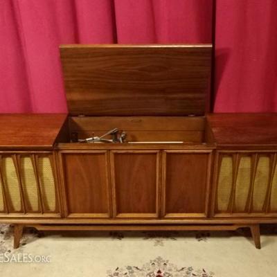 MID CENTURY MODERN STEREO CONSOLE CABINET, SEARS SILVERSTONE AM FM RADIO AND PHONOGRAPH, VERY GOOD CONDITION, NOT TESTED, 71