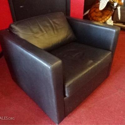 MODERN BLACK LEATHER CLUB CHAIR IN EXCELLENT CONDITION