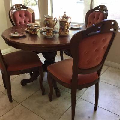Dining table Victorian style ( toomof tabke needs refinishing the chairs are amazing 