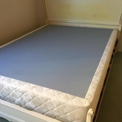 Double/full size bed. Could be shabby Chic 