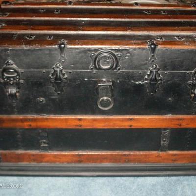 TRUNK WITH TRAY