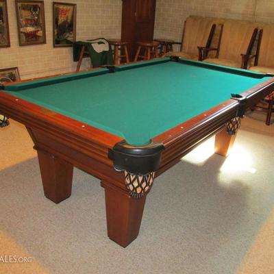 beautifully maintained pool table and accessories