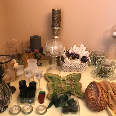 Lots of decorative items 