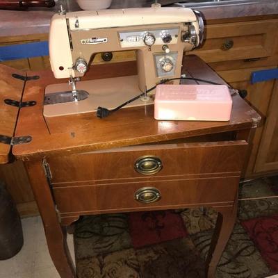 ELECTRIC SEWING MACHINE IN CABINET