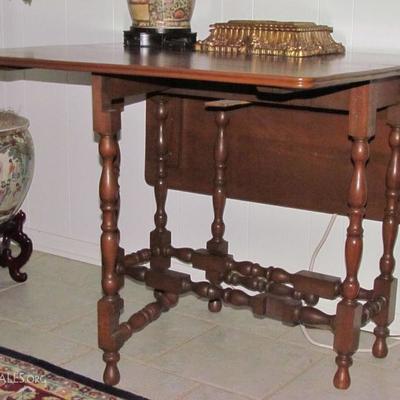Antique Gate Leg Table in a Cherry Finish on Turned Legs (36