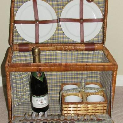 Home Concepts (New/Never Used) Picnic Basket Complete Service for 4, Plates, Cups and Utensils.  Champagne not included!!