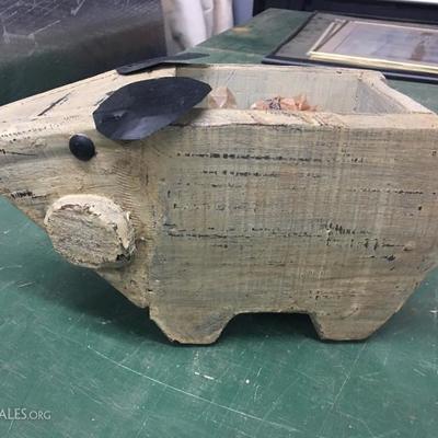 Wooden pig container