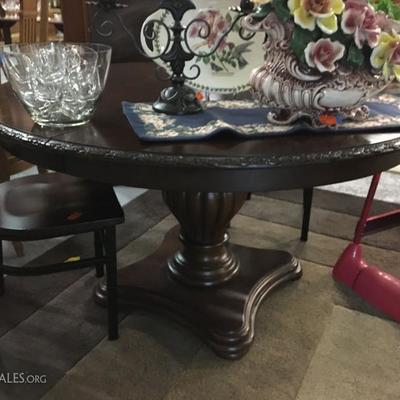 round dining room table with leaf $180 plus an additional 40% off 