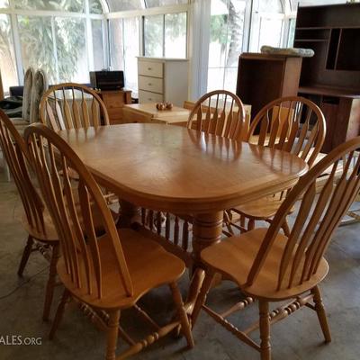 DINNING TABLE WITH 6 CHAIRS AND 2 LEAFS