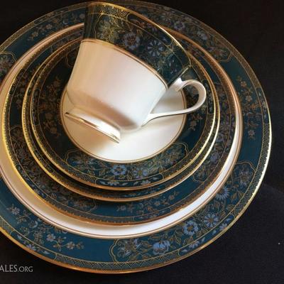 Royal Doulton Carlyle Bone China, Service for 12