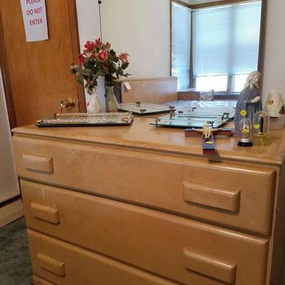 Matching dresser w/mirror, chest of drawers and Night table