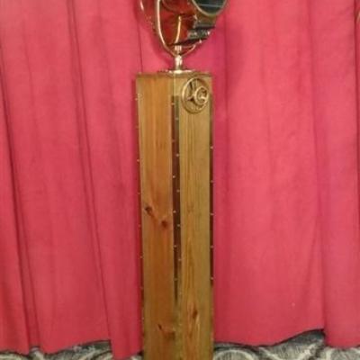 ANTIQUE CARLISLE AND FINCH SHIP'S SEARCH LIGHT ON WOODEN STAND, CIRCA 1894-1917